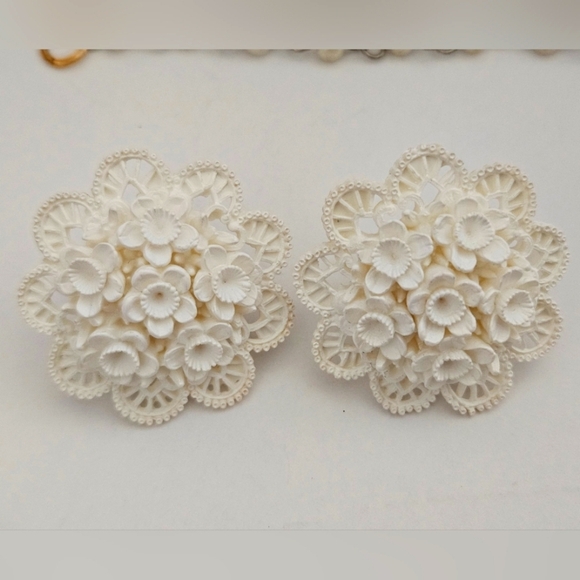 Vintage 1950s White shell Celluloid Flower Pearl like beads Necklace Earring set - Picture 3 of 8